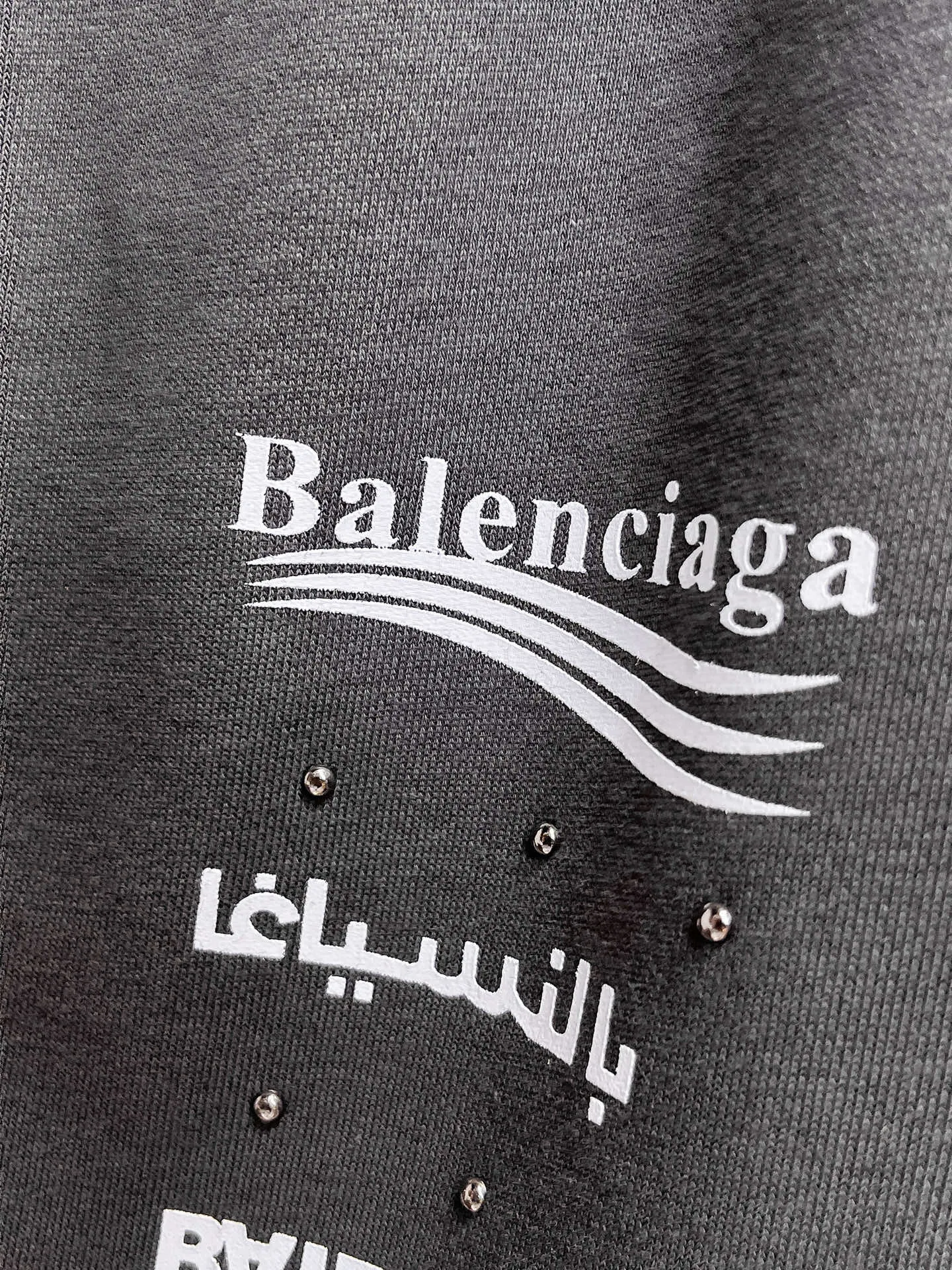 Balenciaga's three-standard complete 2026 summer New Arrival men's casual shorts, advanced custom-made Breathable fabric, Breathable fabric, extremely stretchy and comfortable, impeccable details, top-grade accessories, original logo design concept, delicate and soft feel! The upper body fit is awesome! Size: M-XXXL Please state your height and weight when ordering
